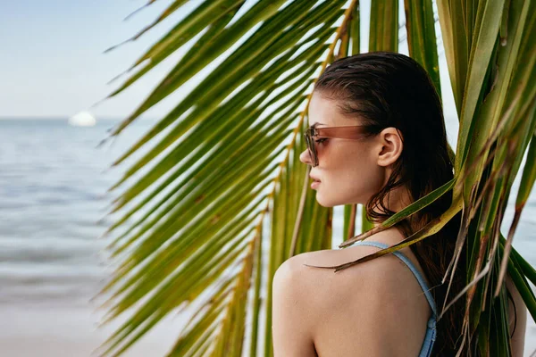 Mujer Joven Gafas Sol Playa — Foto de Stock