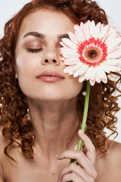 Jovem Com Flor Posando Estúdio — Fotografia de Stock