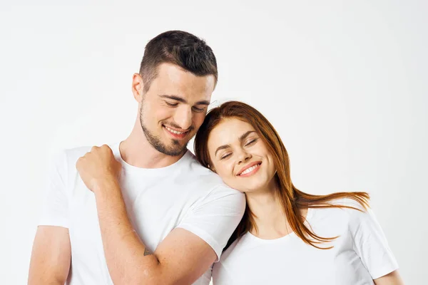 Joven Hermosa Pareja Camisetas Posando Estudio Sobre Fondo Aislado —  Fotos de Stock