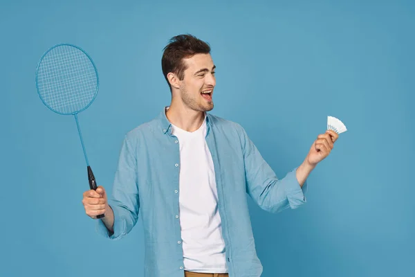Молодий Чоловік Грає Теніс Ізольовано Синьому Фоні Студійний Знімок — стокове фото