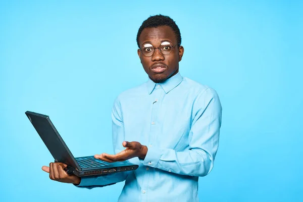 Jovem Africano Surpreendeu Empresário Segurando Laptop Isolado Fundo Azul — Fotografia de Stock