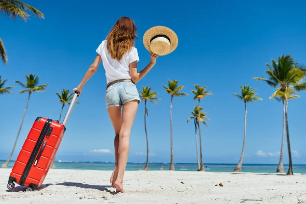 Mujer Joven Con Maleta Roja Playa — Foto de Stock