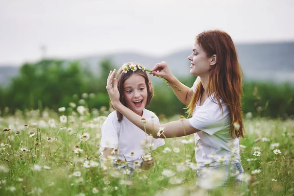 Young Mother Her Daughter Having Fun Camomile Field — Stock Photo, Image