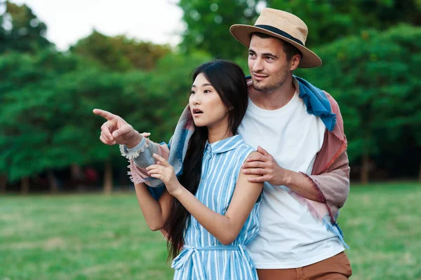 Jeune Beau Couple Pointant Dans Parc Été — Photo