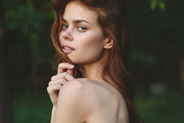 Retrato Jovem Mulher Ruiva Bonita Parque — Fotografia de Stock