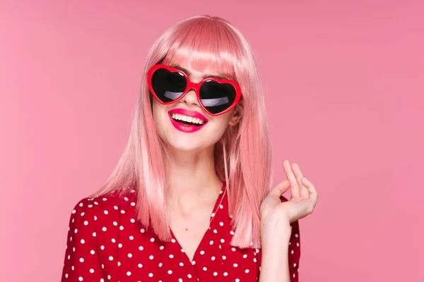 Mladá Krásná Žena Růžové Paruce Sluneční Brýle Pózovat Studiu — Stock fotografie