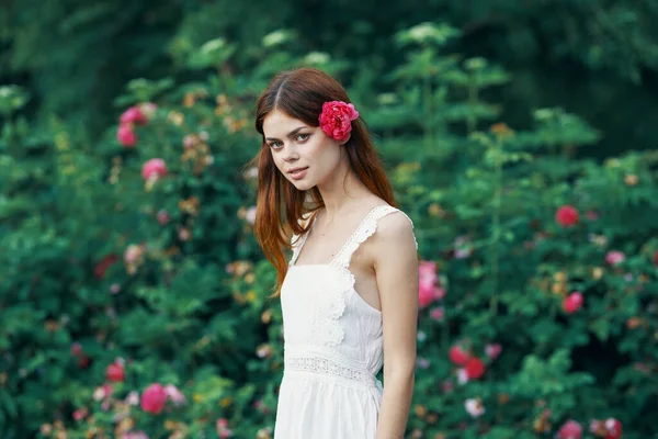 Giovane Donna Con Fiore Rosa Giardino — Foto Stock