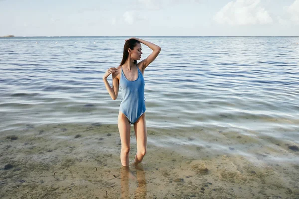 Giovane Bella Donna Rilassante Sulla Spiaggia — Foto Stock