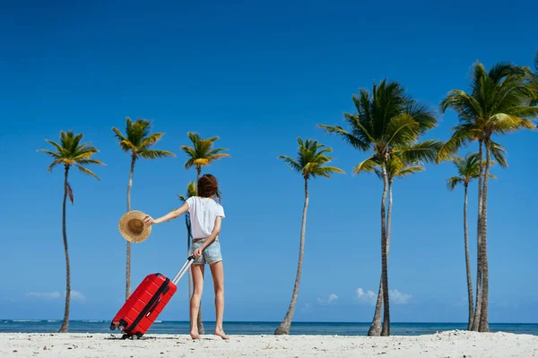 Mujer Joven Con Maleta Roja Playa —  Fotos de Stock