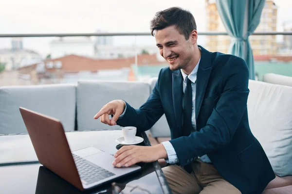 Ung Stilig Affärsman Som Arbetar Med Bärbar Dator Café Pekskärm — Stockfoto