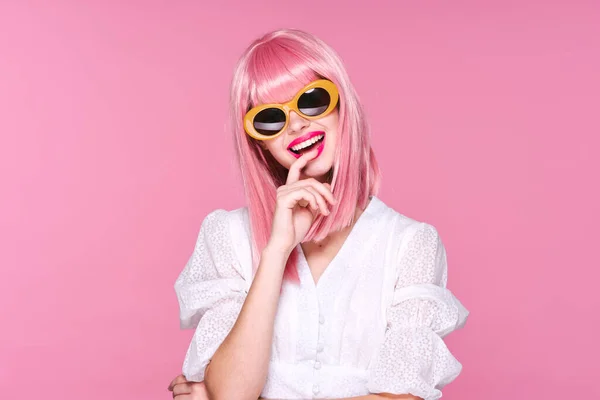 Junge Schöne Frau Mit Pinkfarbener Perücke Und Sonnenbrille Posiert Studio — Stockfoto