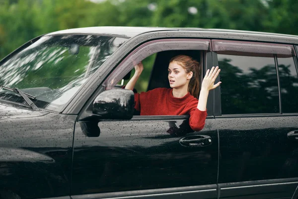 Joven Hermosa Mujer Emocional Conductor Coche — Foto de Stock