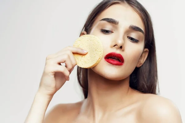 Junge Schöne Frau Mit Schwamm — Stockfoto