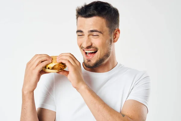 Jovem Com Hambúrguer Estúdio — Fotografia de Stock