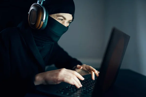 Youg Donna Musulmana Hijab Utilizzando Computer Portatile — Foto Stock