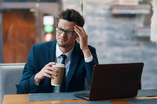 Młody Przystojny Biznesmen Pracujący Laptopem Kawiarni Cierpiący Ból Głowy — Zdjęcie stockowe