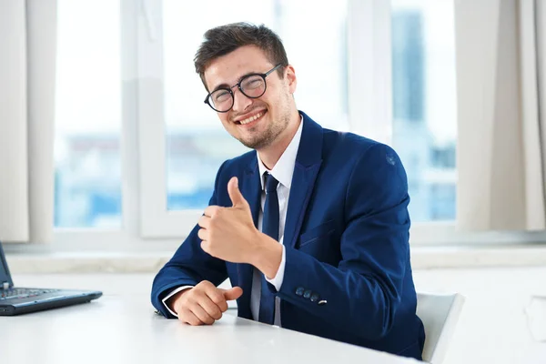 Jovem Bonito Empresário Trabalhando Escritório Mostrando Polegar Para Cima — Fotografia de Stock