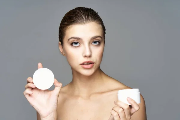 Estudio Joven Hermosa Mujer Con Crema Producto Belleza Sobre Fondo — Foto de Stock