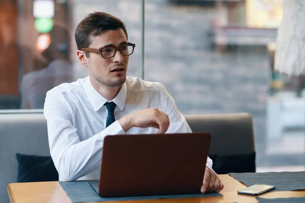 Junger Hübscher Geschäftsmann Mit Laptop — Stockfoto