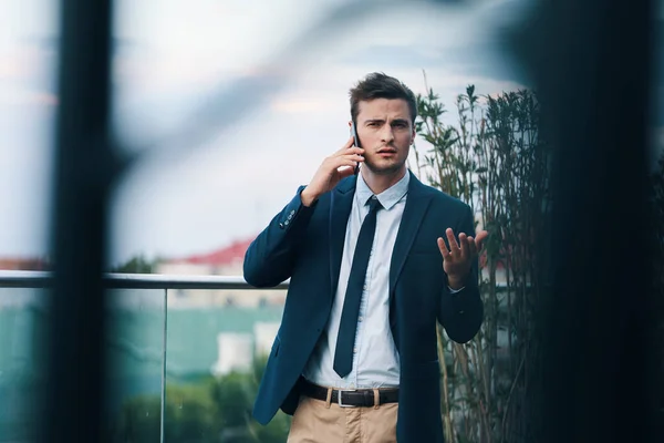 Junger Gutaussehender Geschäftsmann Spricht Auf Der Straße Mit Dem Smartphone — Stockfoto