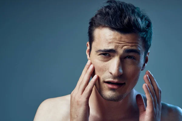 Studioaufnahmen Junger Schöner Mann Mit Moderner Frisur Posiert Studio Isoliert — Stockfoto
