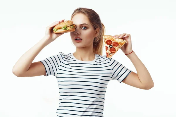Linda Chica Rubia Comiendo Hamburguesa Pizza Estudio — Foto de Stock