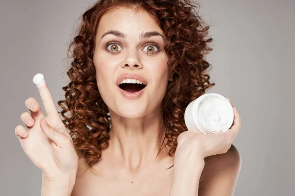 Retrato Jovem Mulher Bonita Com Produto Beleza Estúdio — Fotografia de Stock