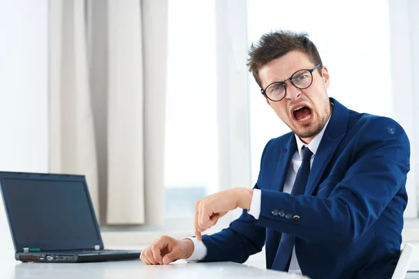 Jovem Empresário Furioso Com Laptop Escritório — Fotografia de Stock