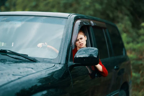 Joven Hermosa Mujer Emocional Conductor Coche — Foto de Stock