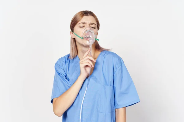 Mujer Joven Uniforme Con Inhalador Aislado Blanco — Foto de Stock