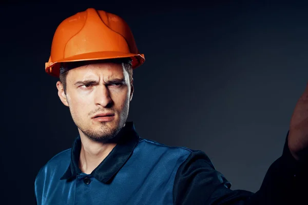 Jovem Trabalhador Hardhat Posando — Fotografia de Stock