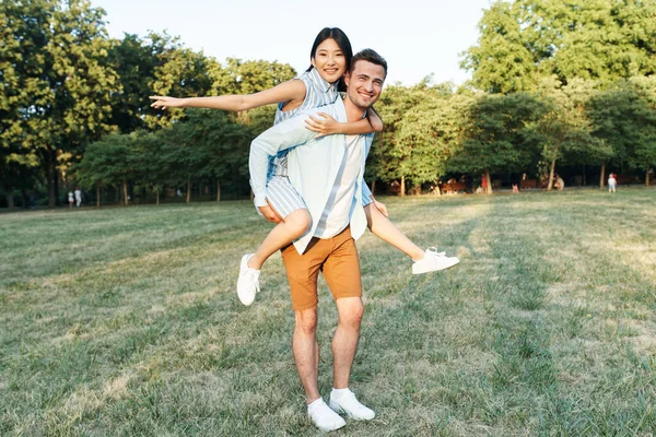 Young Couple Having Fun Park — Stock Photo, Image