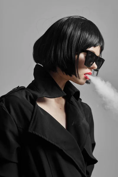 Joven Hermosa Mujer Gafas Sol Fumar Estudio Fotografía Moda —  Fotos de Stock