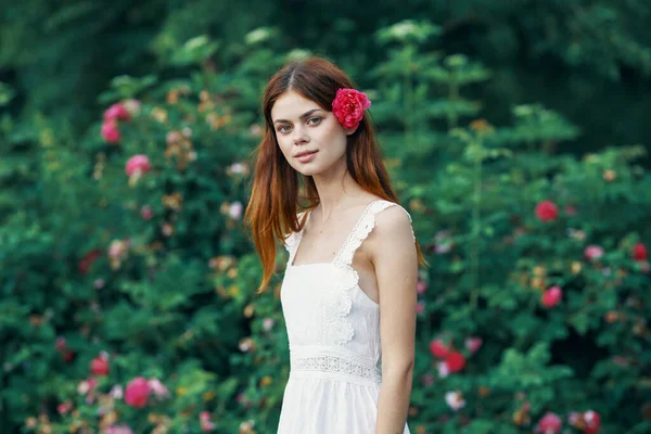 Jeune Femme Avec Fleur Rose Dans Jardin — Photo