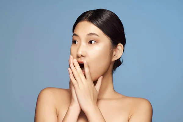 Studio Shot Young Asian Surprised Woman — Stock Photo, Image