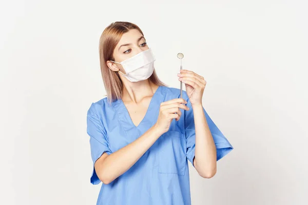 Jovem Enfermeira Segurando Ferramenta Espelho Dental Estúdio — Fotografia de Stock