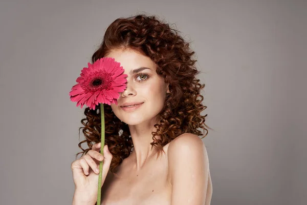 Jovem Com Flor Posando Estúdio — Fotografia de Stock