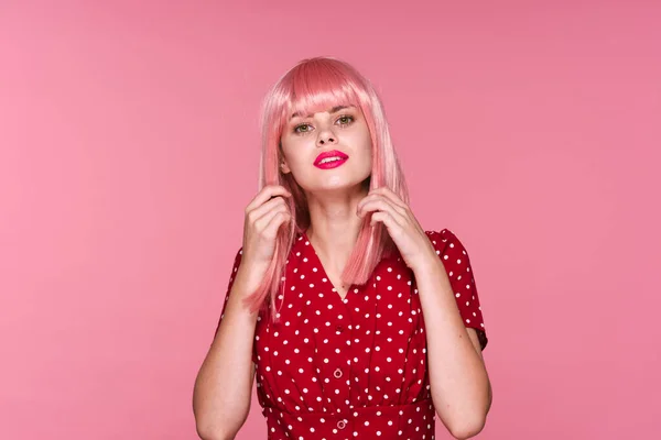 Νεαρή Όμορφη Γυναίκα Ροζ Περούκα Ποζάρει Στο Στούντιο — Φωτογραφία Αρχείου