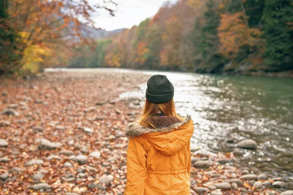 Jonge Vrouw Backpacker Reizen — Stockfoto