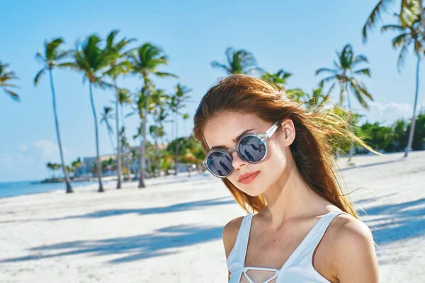 Joven Hermosa Mujer Relajándose Playa — Foto de Stock