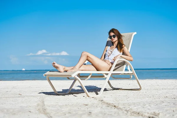 Joven Hermosa Mujer Relajante Cama Sol Playa — Foto de Stock