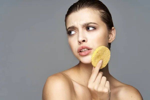 Jovem Mulher Bonita Com Esponja Estúdio — Fotografia de Stock