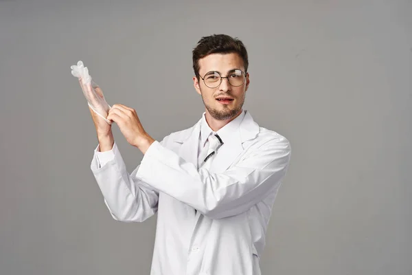 Prise Vue Jeune Médecin Avec Gant Sur Fond Isolé — Photo