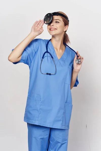 Ung Kvinnlig Läkare Med Stetoskop Studio Vit Bakgrund — Stockfoto