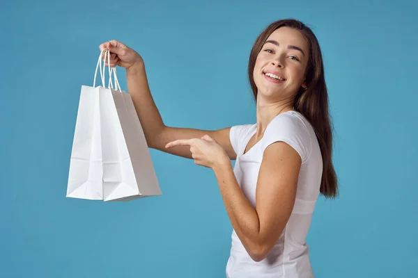 Jonge Vrouw Met Boodschappentassen Studio — Stockfoto