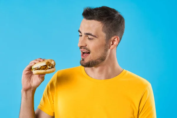 Jeune Homme Avec Hamburger Studio — Photo