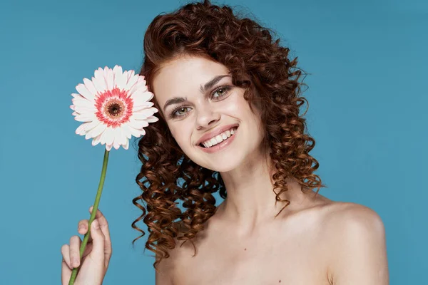 Mujer Joven Con Flor Posando Estudio —  Fotos de Stock