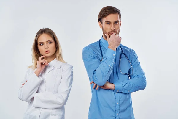 Junge Ärztin Und Assistentin Posieren Studio — Stockfoto