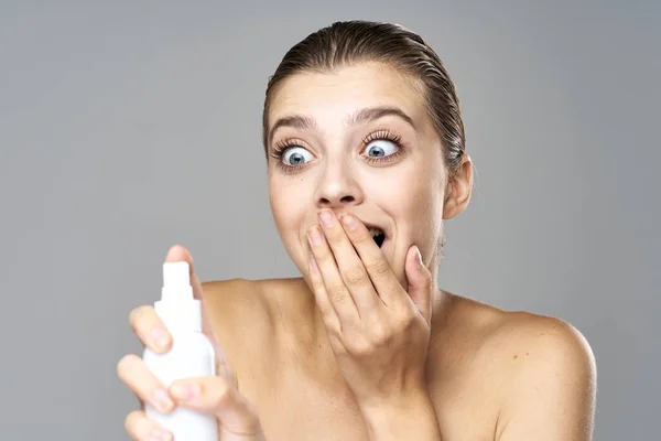 Tiro Estúdio Retrato Jovem Bela Mulher Surpreso Com Produto Beleza — Fotografia de Stock