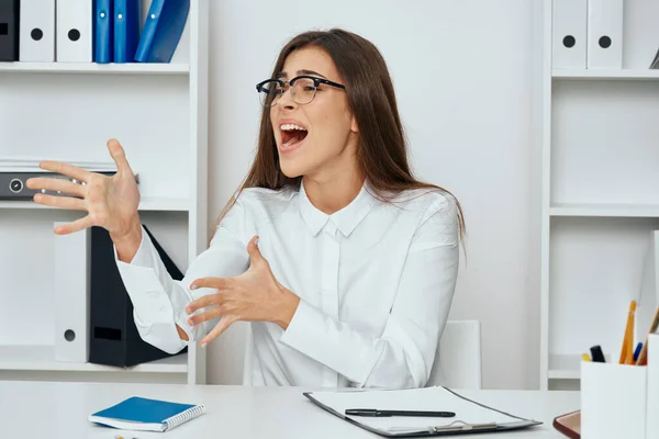 Junge Wütende Geschäftsfrau Sitzt Schreibtisch Büro — Stockfoto